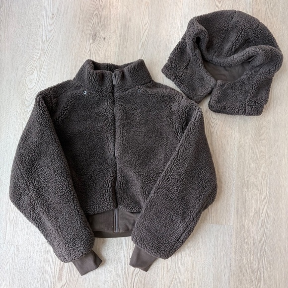 ALO Foxy Sherpa Jacket in Espresso, Size Small - thefunkyskunk.ie